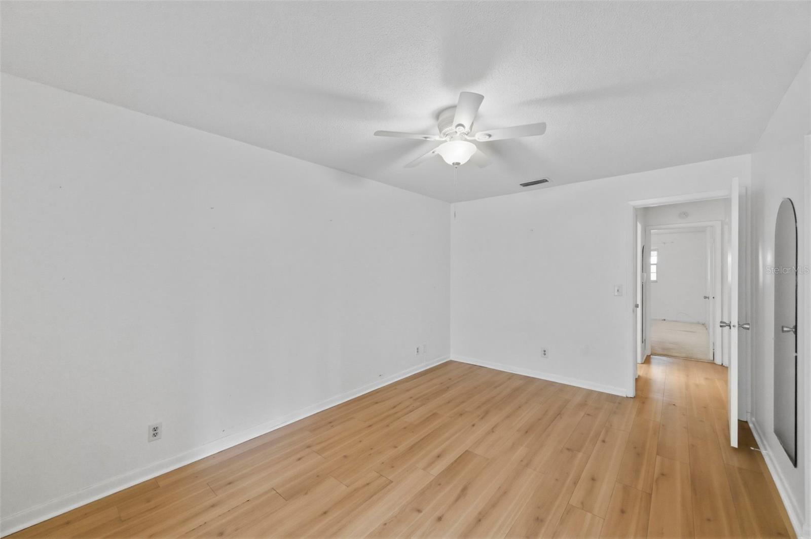 TWIN OAKS APTS - Residential