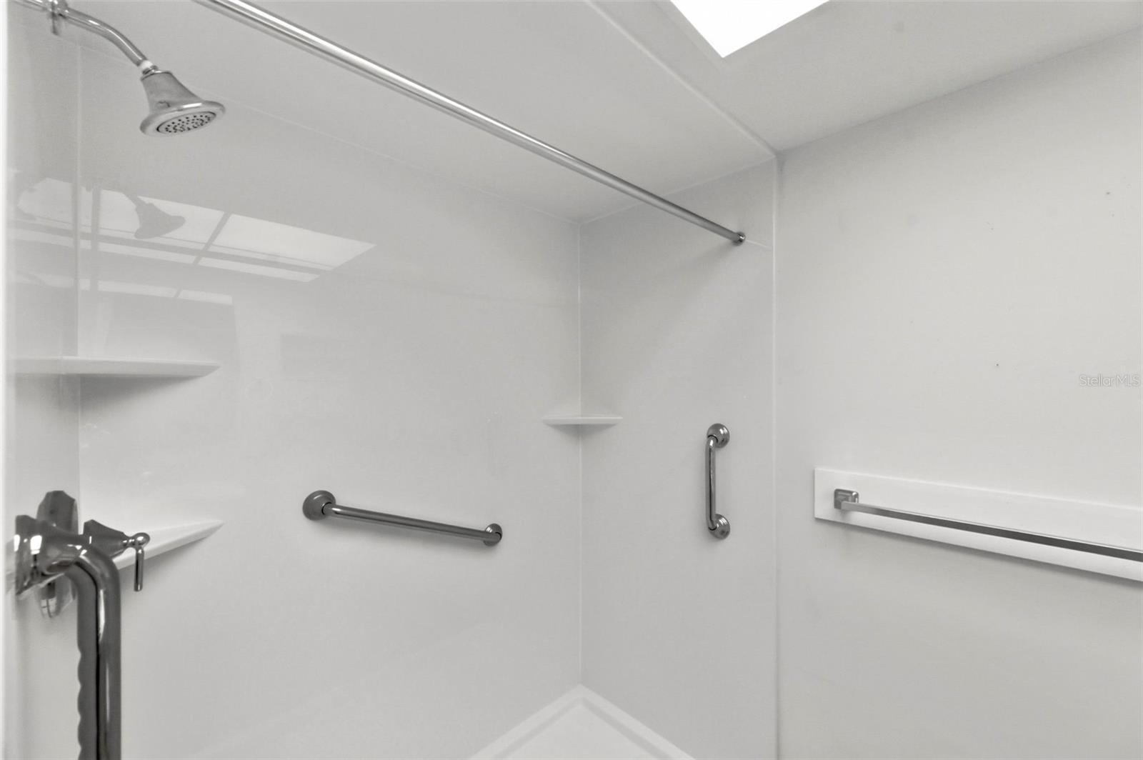 TWIN OAKS APTS - Residential