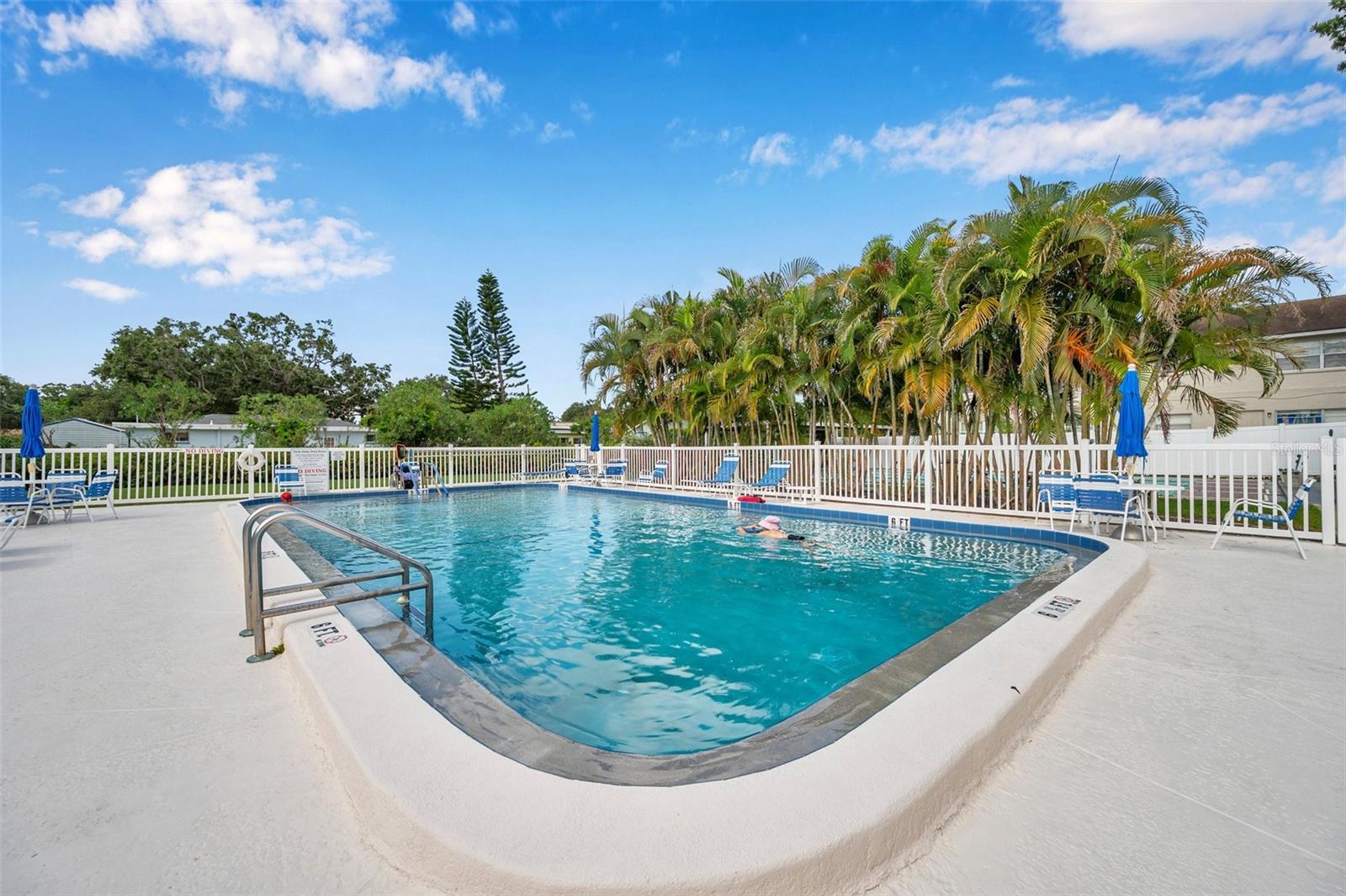 TWIN OAKS APTS - Residential