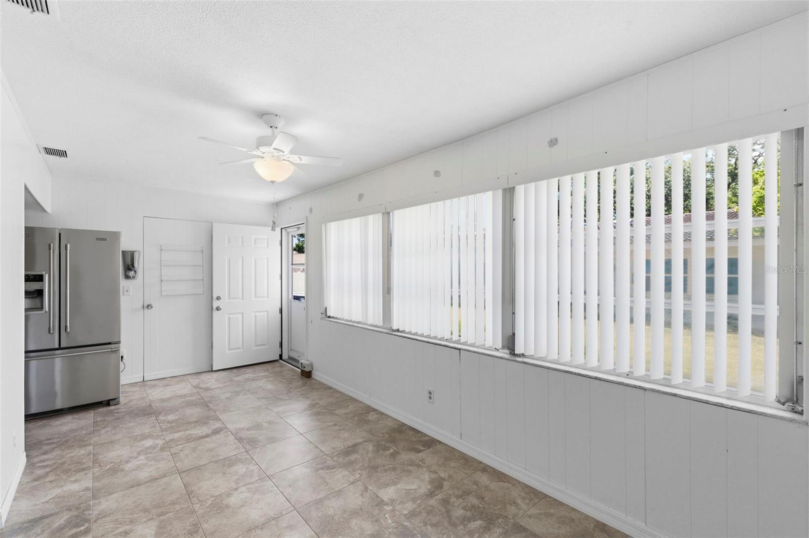 TWIN OAKS APTS - Residential