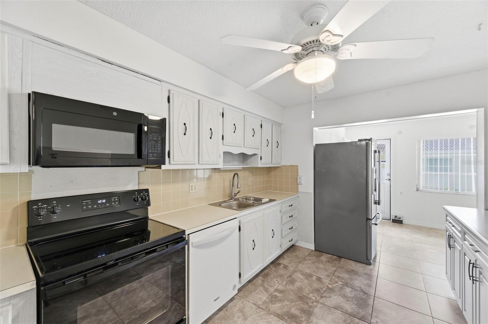 TWIN OAKS APTS - Residential