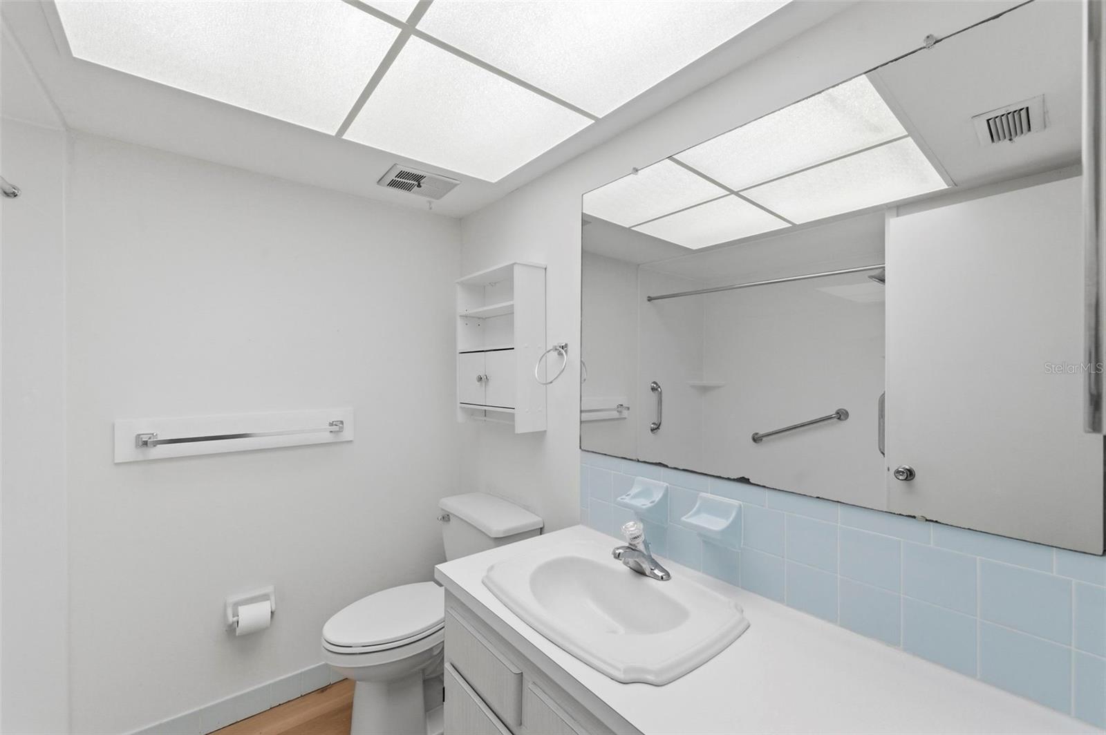 TWIN OAKS APTS - Residential