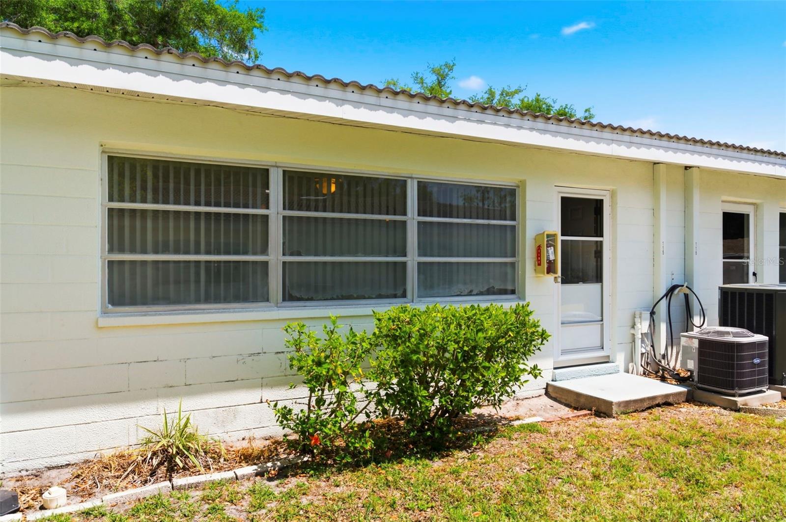 TWIN OAKS APTS - Residential