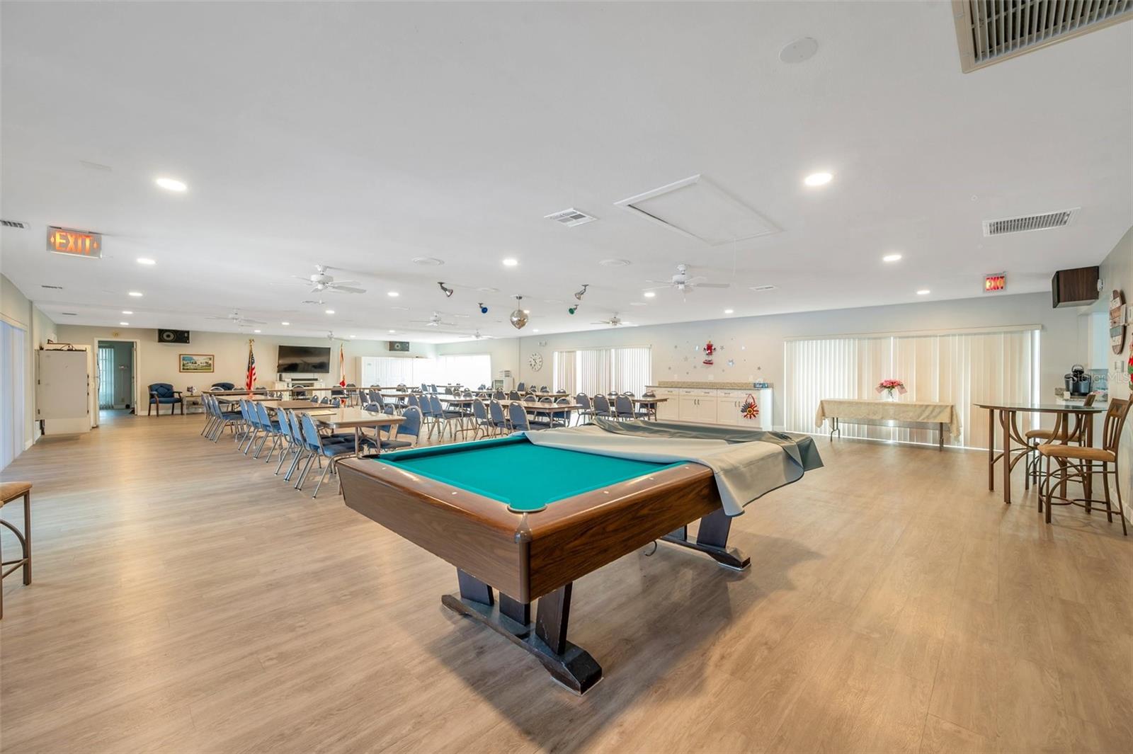 TWIN OAKS APTS - Residential