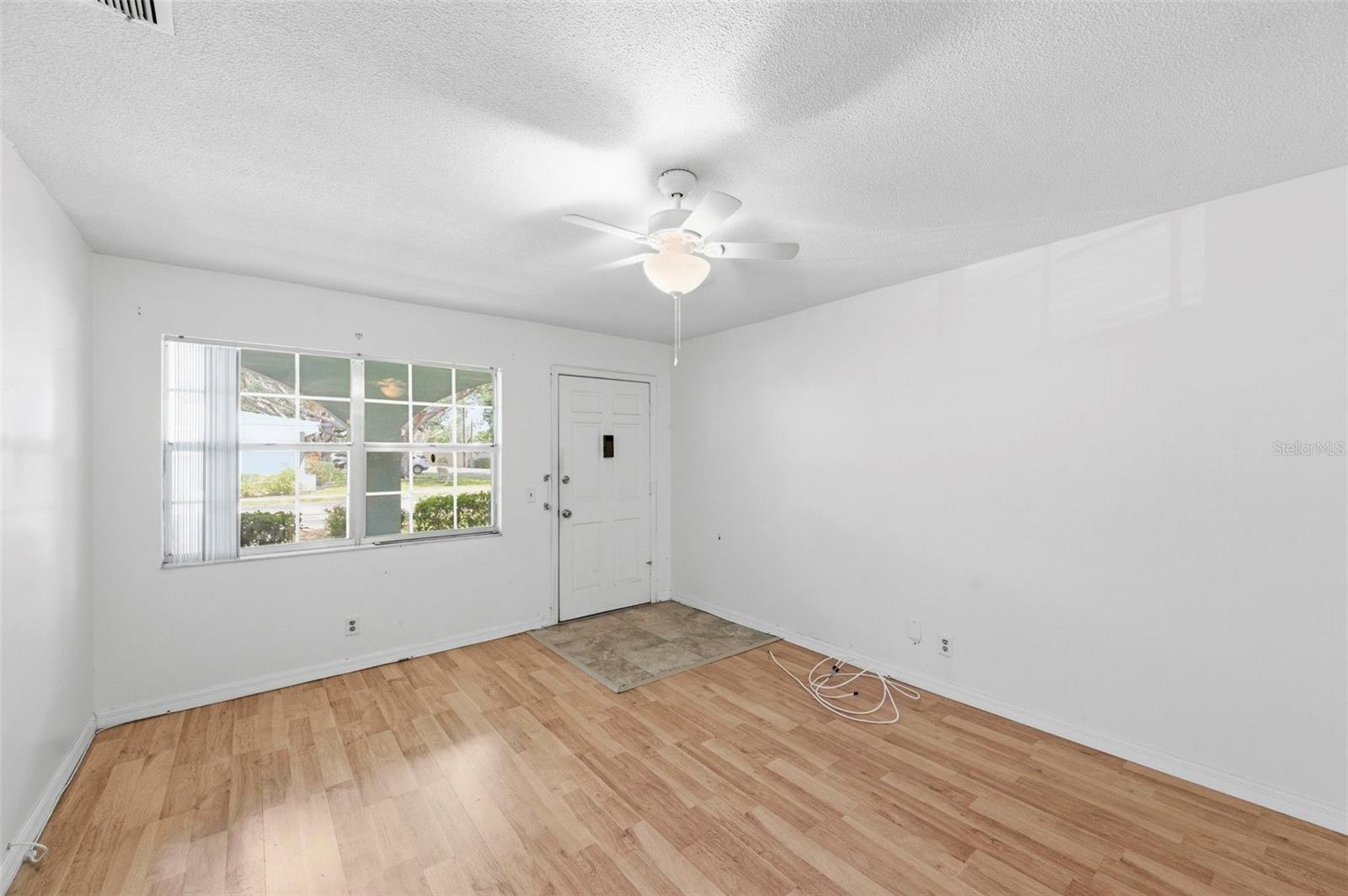 TWIN OAKS APTS - Residential