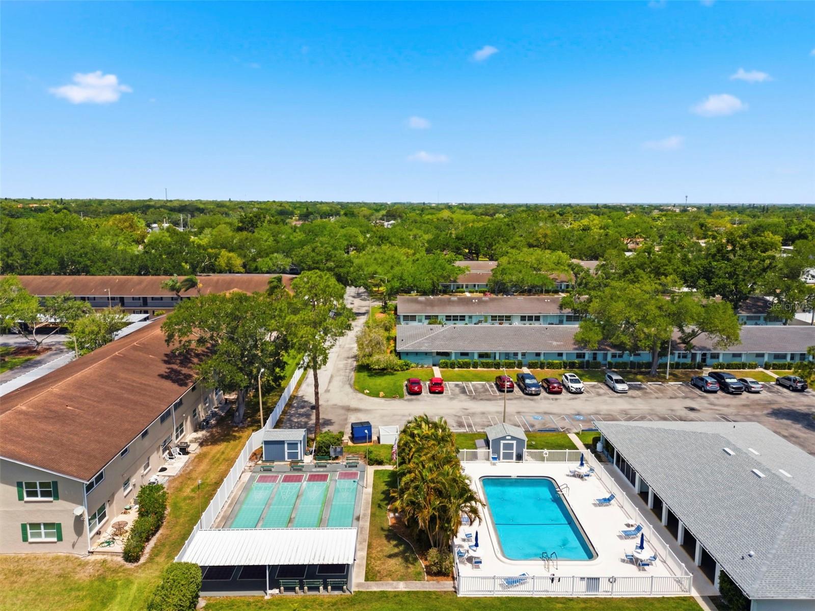 TWIN OAKS APTS - Residential