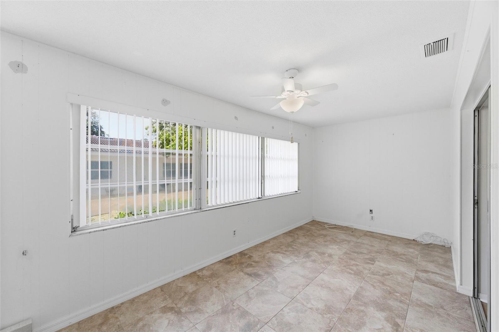 TWIN OAKS APTS - Residential