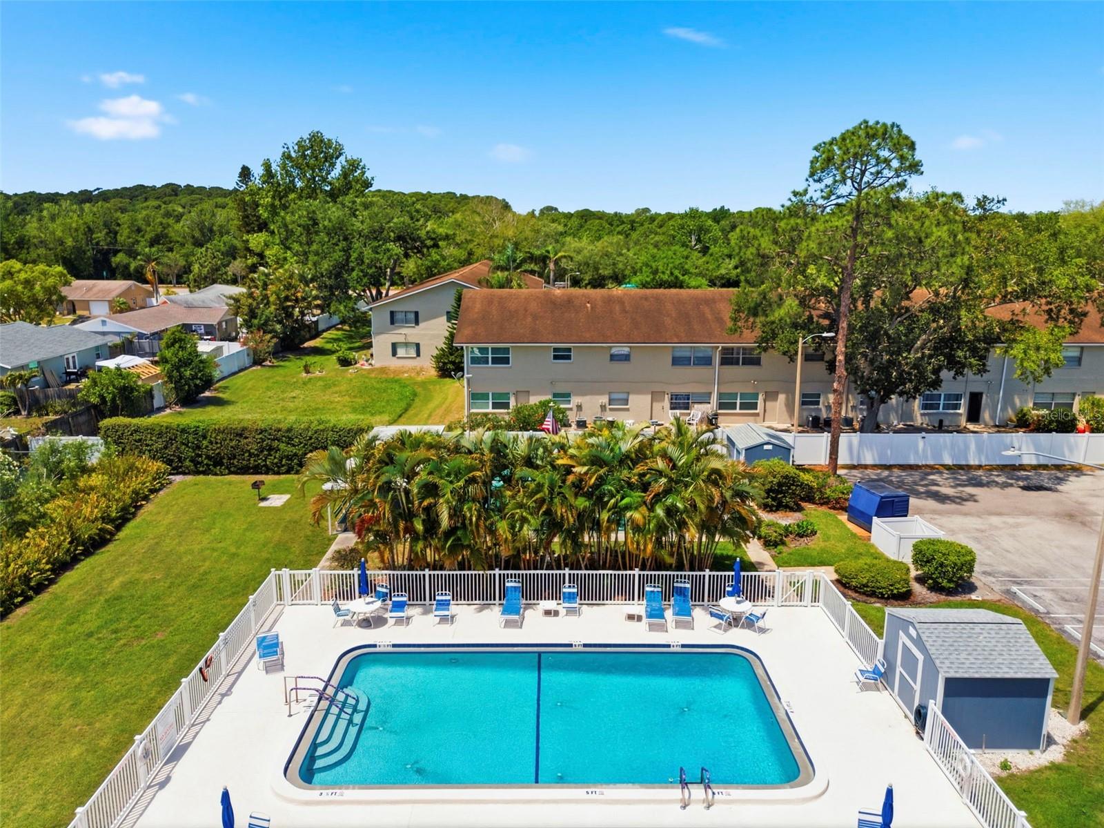 TWIN OAKS APTS - Residential