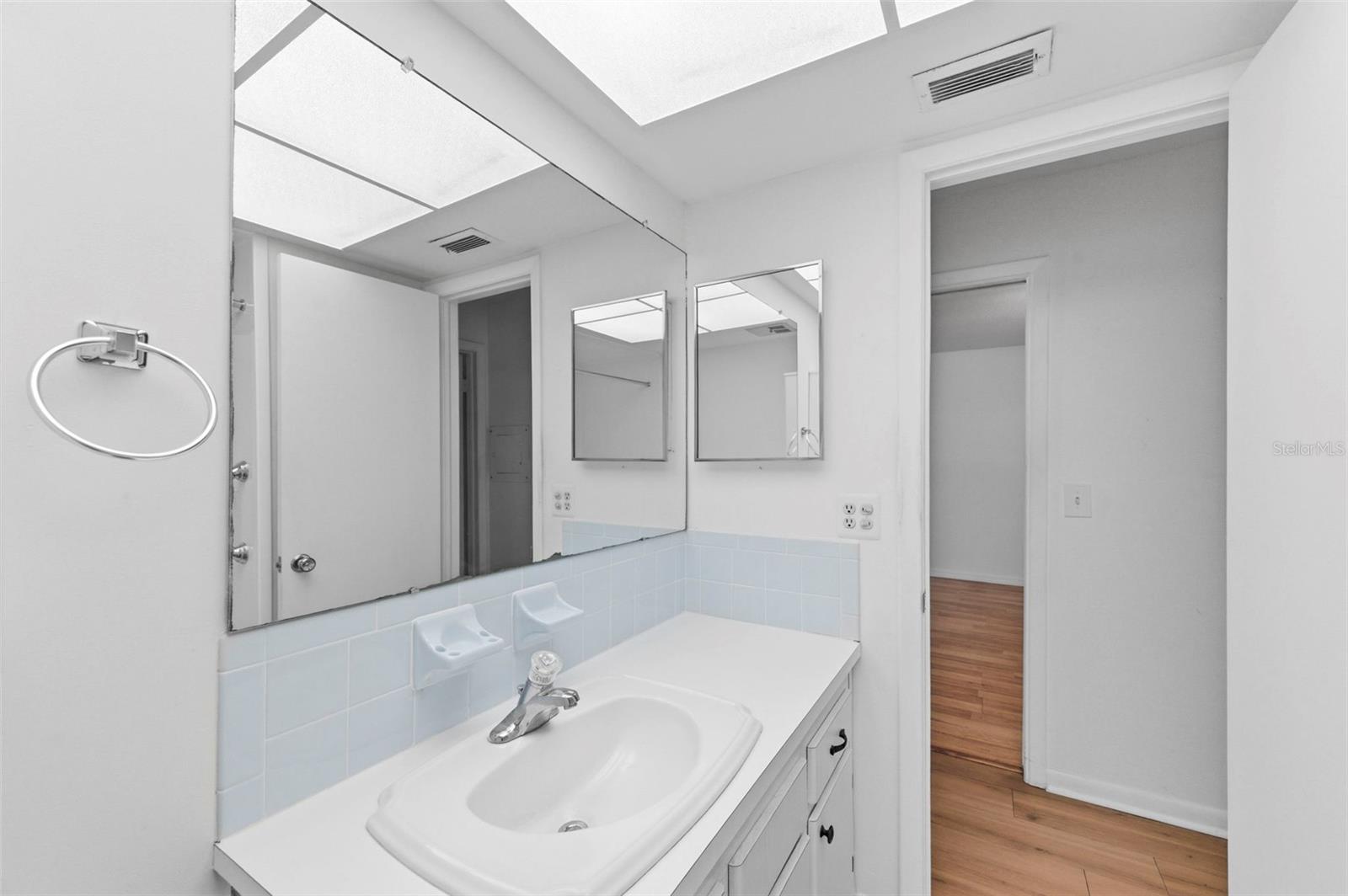 TWIN OAKS APTS - Residential