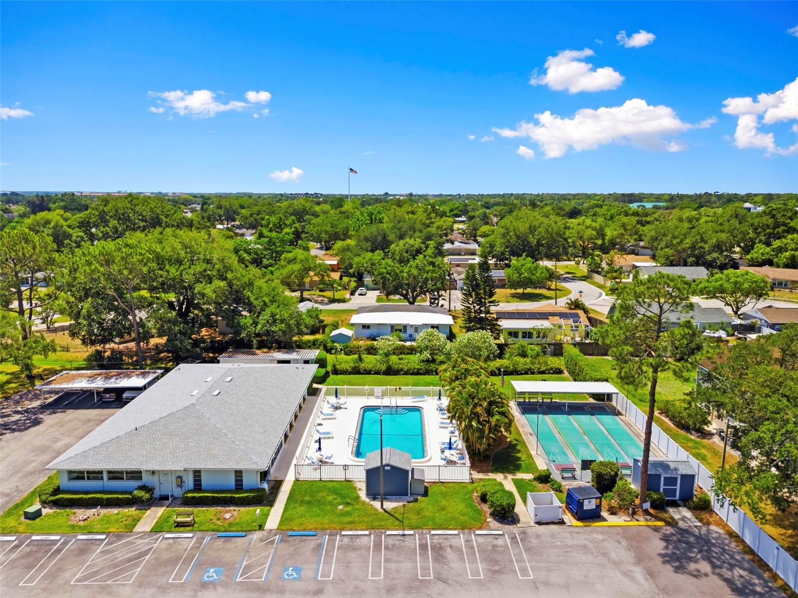 TWIN OAKS APTS - Residential