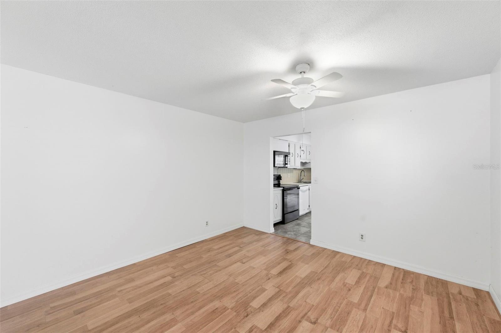 TWIN OAKS APTS - Residential