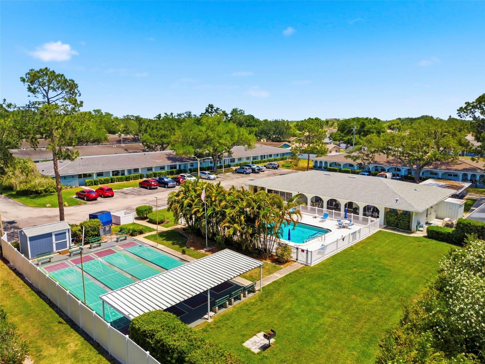 TWIN OAKS APTS - Residential