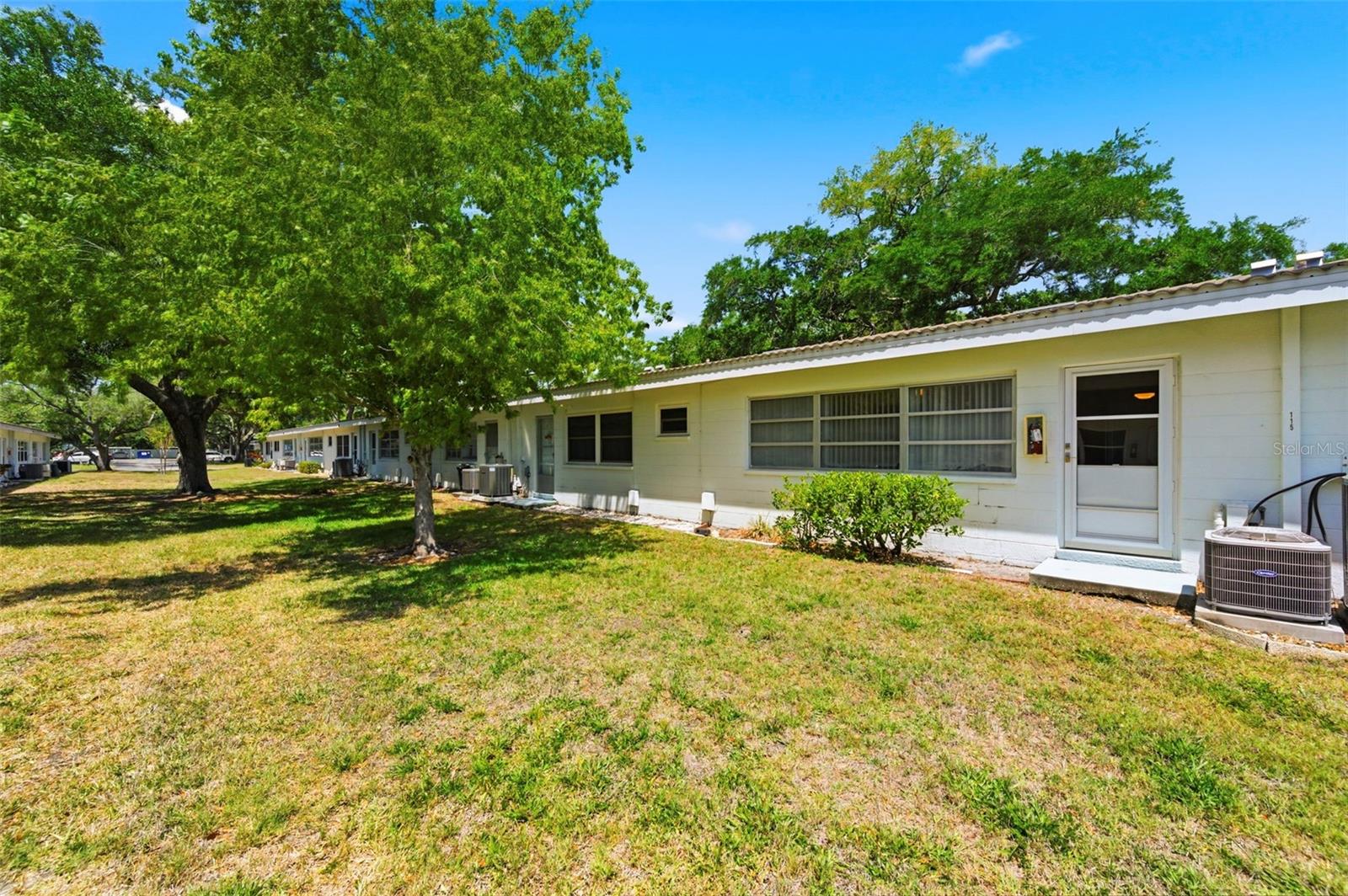 TWIN OAKS APTS - Residential