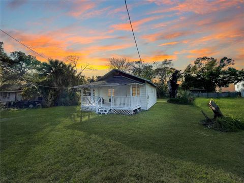 A home in AUBURNDALE