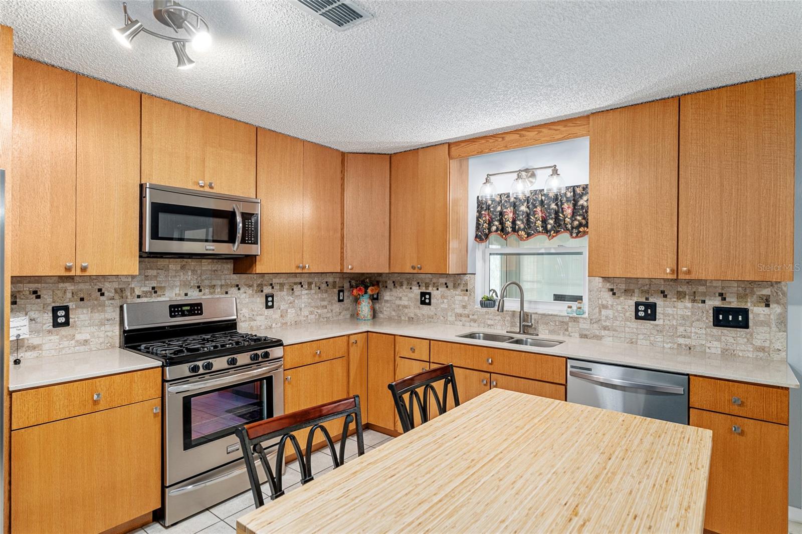 ON TOP OF THE WORLD - Residential