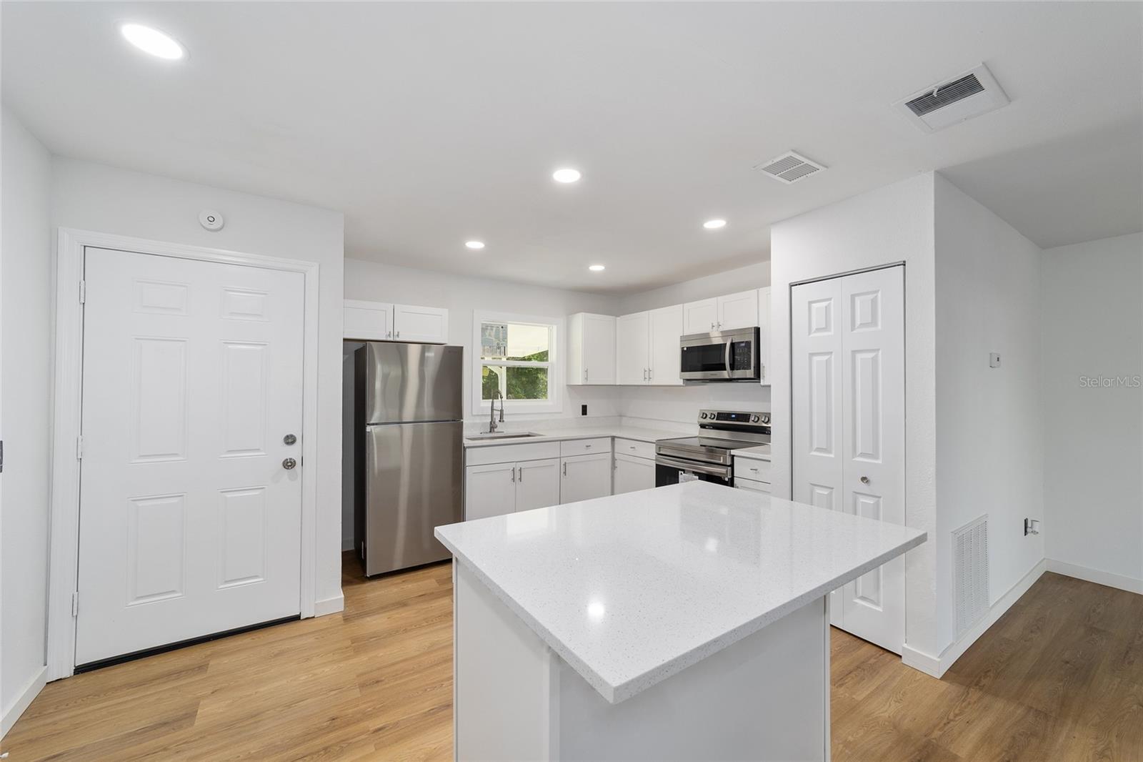 SILVER SPGS SHORES UN 17 - Residential Lease