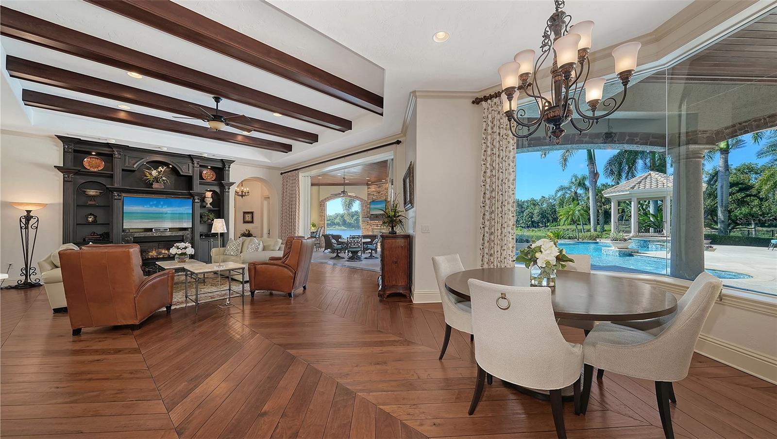 UNIVERSITY PARK COUNTRY CLUB/KNIGHTSBRIDGE - Residential