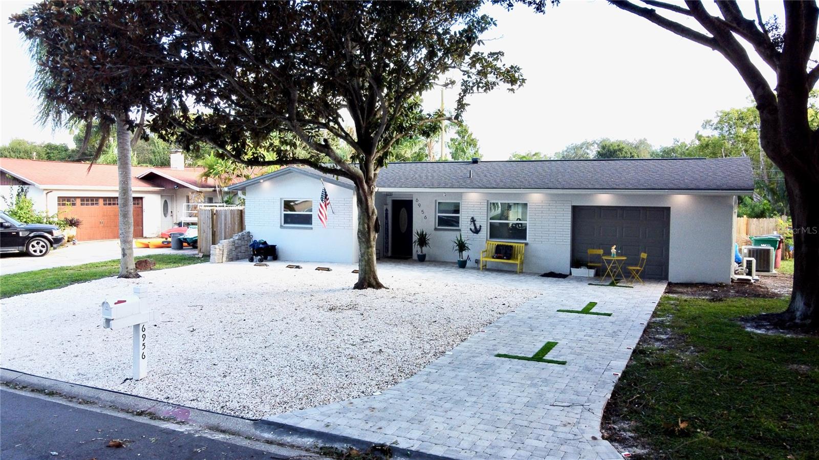 Beautiful property located near to the beautiful beaches of the city of Clearwater. This house has been completely remodeled and offers a variety of options created for the enjoyment and settlement of a family. Last year, the property was used as an Airbnb generating good income. Don’t miss the opportunity to live in a house that has been recreated as a hotel.