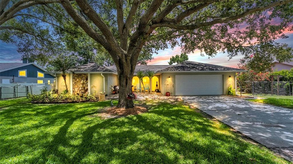 Photo of 422 Willow Run, Lakeland, FL 33813 (MLS # L4962954)