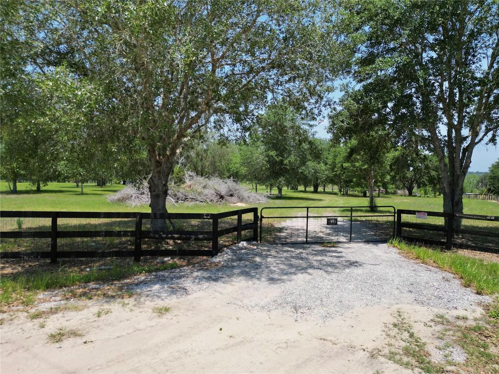 Photo of Tbd SE 55th Place, Ocklawaha, FL 32179 (MLS # OM702289)