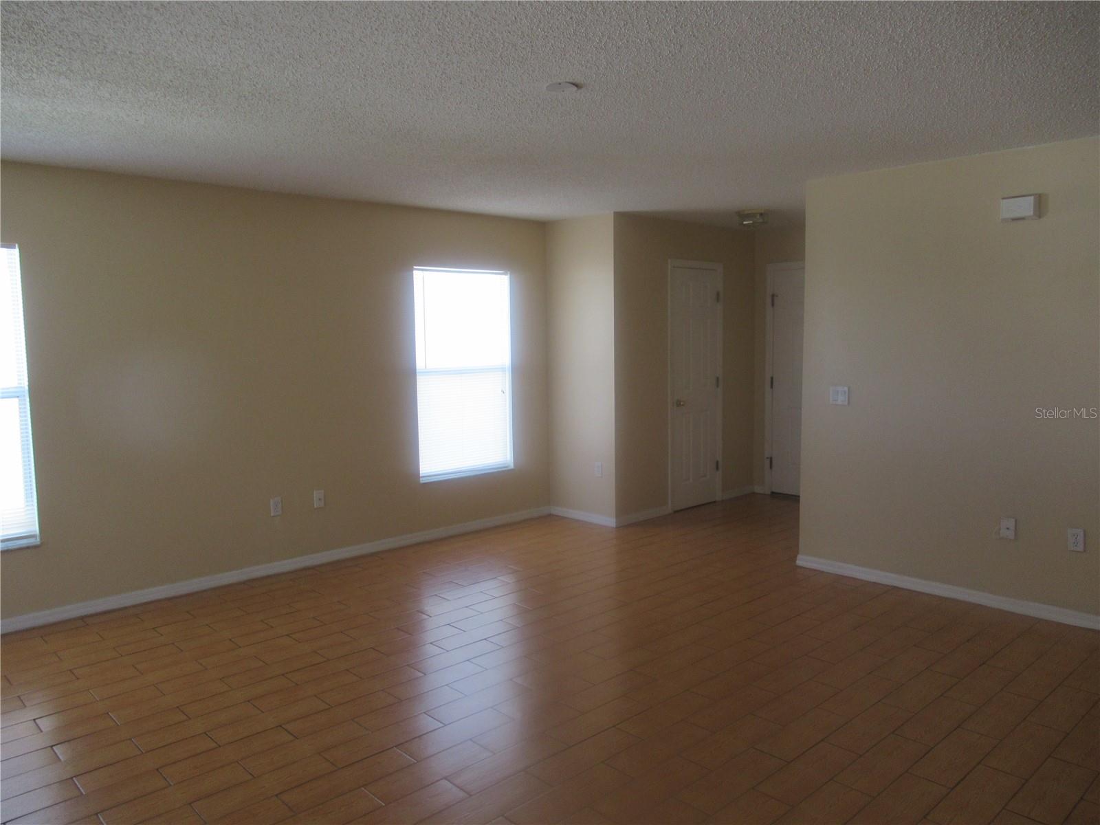 FOUR CORNERS PH 01 - Residential Lease