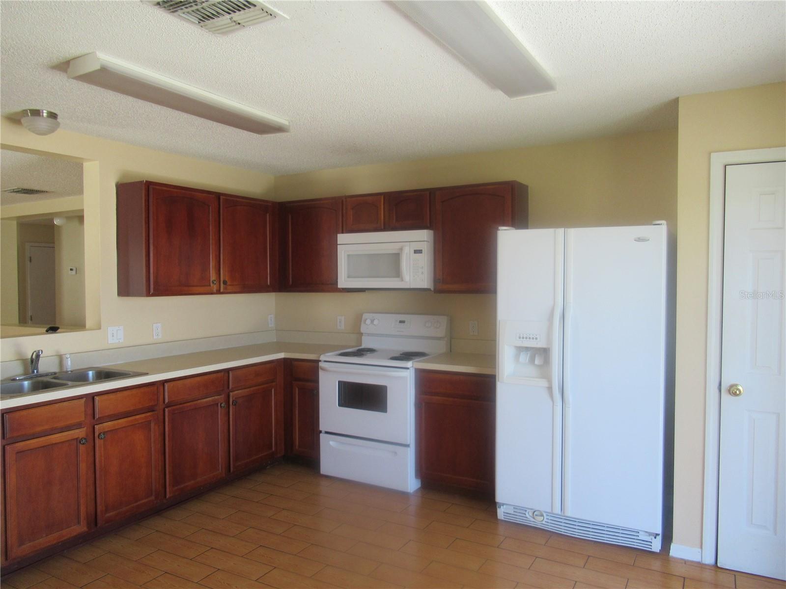 FOUR CORNERS PH 01 - Residential Lease