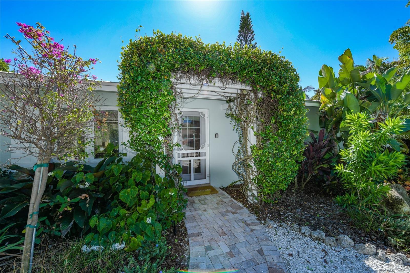 207 PEACOCK LANE