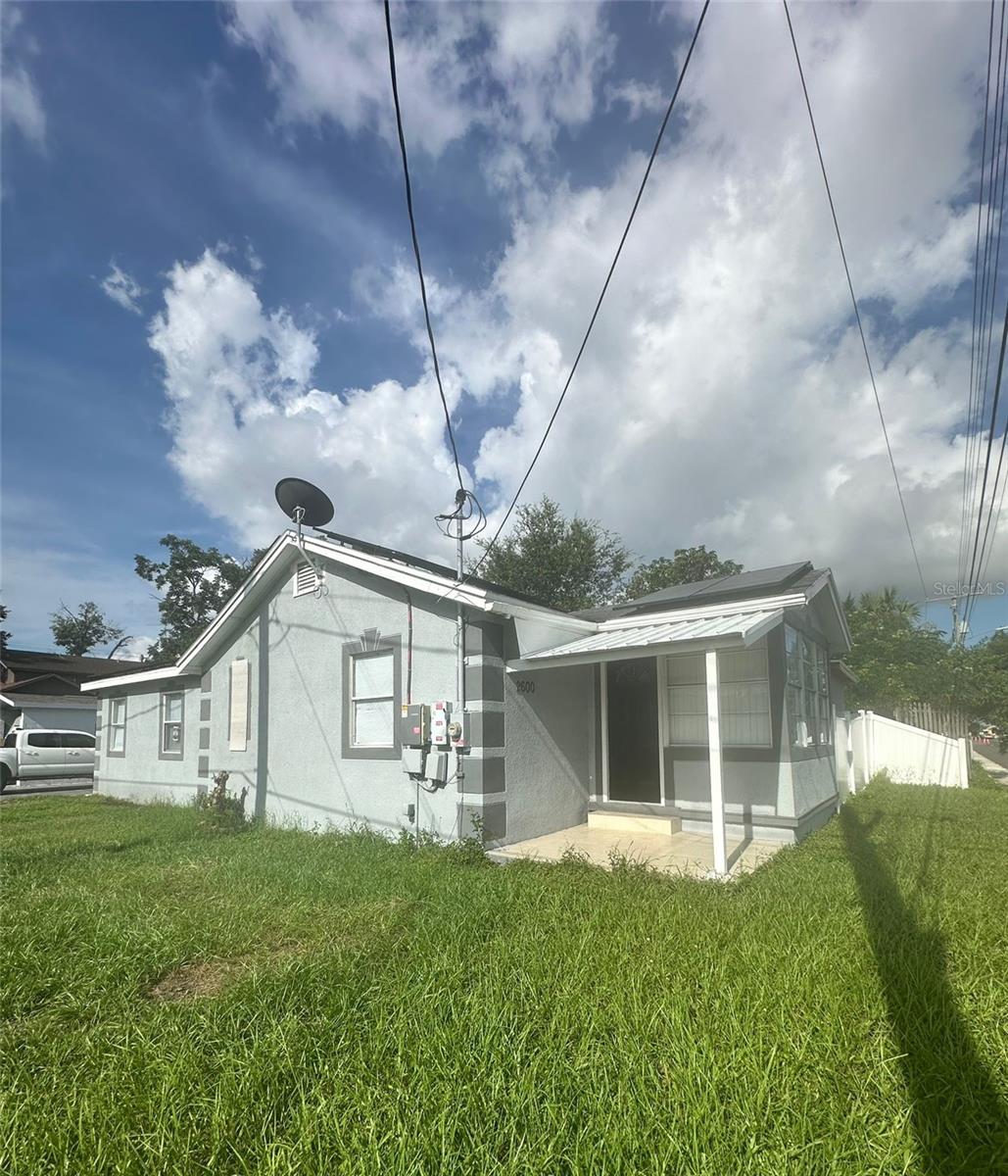 Live with style and efficiency in the heart of Tampa!
Welcome to 2600 W Columbus Dr, a charming 3-bedroom, 2.5-bathroom home, completely renovated and move-in ready. This home combines modern details with a classic touch, ideal for both those seeking a primary home and investors.
Enjoy a remodeled kitchen with wood cabinets, granite countertops, and stainless steel appliances. The interior features tile and laminate flooring, ceiling fans, an indoor laundry room, and updated bathrooms. The layout is functional and inviting, with additional storage space and convenient parking (which can easily be converted into additional income).
But what really makes this property special is its solar panel system, already installed to help you reduce long-term energy costs. The remaining debt for the solar panels is transferable or assumable, representing a unique opportunity to continue benefiting from the system without the initial expense. Save from day one while increasing the value and efficiency of your home!
Minutes from Raymond James Stadium, you're just a few steps away from enjoying the wonderful sunset views while spending time at Armature Work. Very close to access routes like I-4 and 275, major thoroughfares in our city.
This home offers not only comfort but also a smart investment with energy efficiency, location, and additional income in just a snap.
Don't miss this opportunity to own a diamond in the rough.