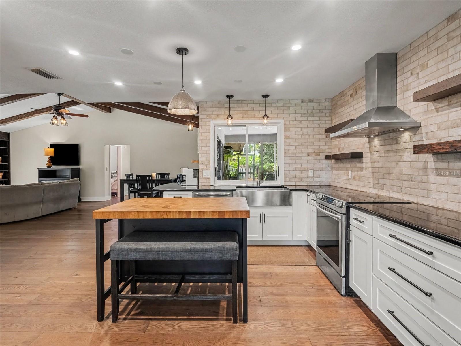 3911 COUNTRY VIEW CIR