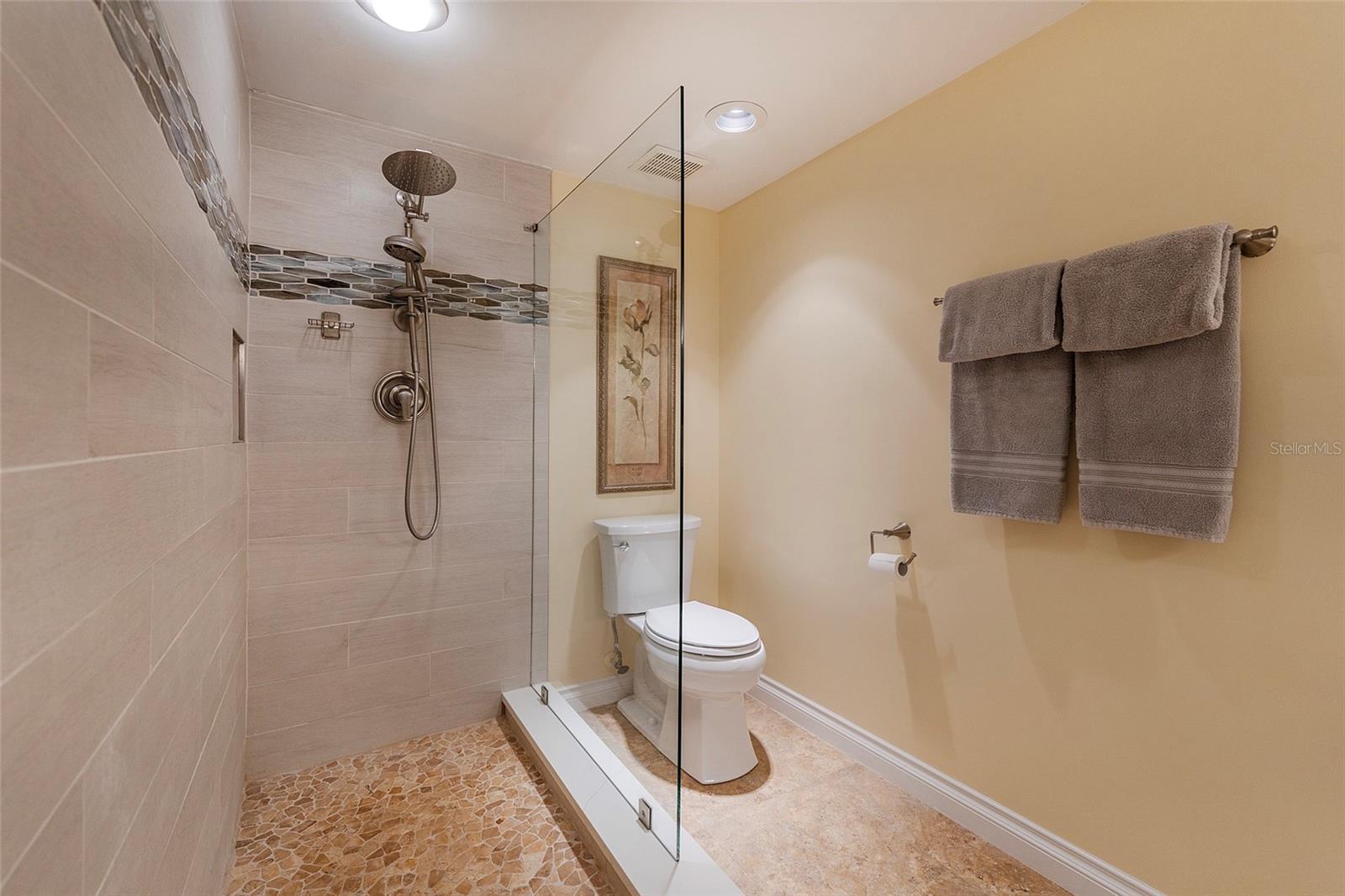 TOWERS 09 CONDO - Residential