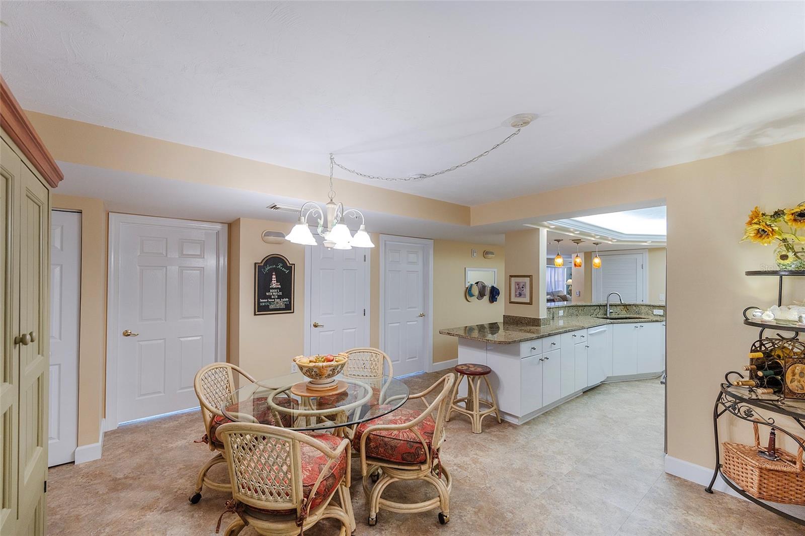 TOWERS 09 CONDO - Residential