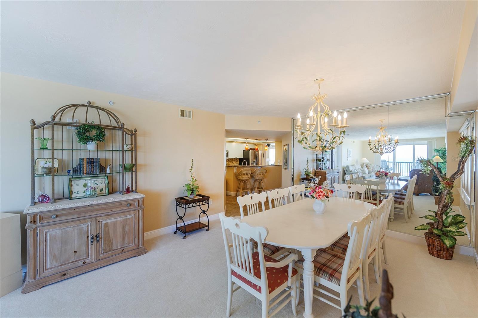 TOWERS 09 CONDO - Residential