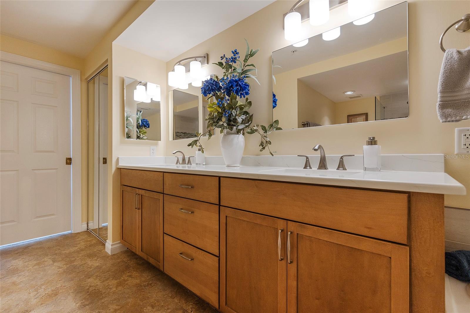 TOWERS 09 CONDO - Residential