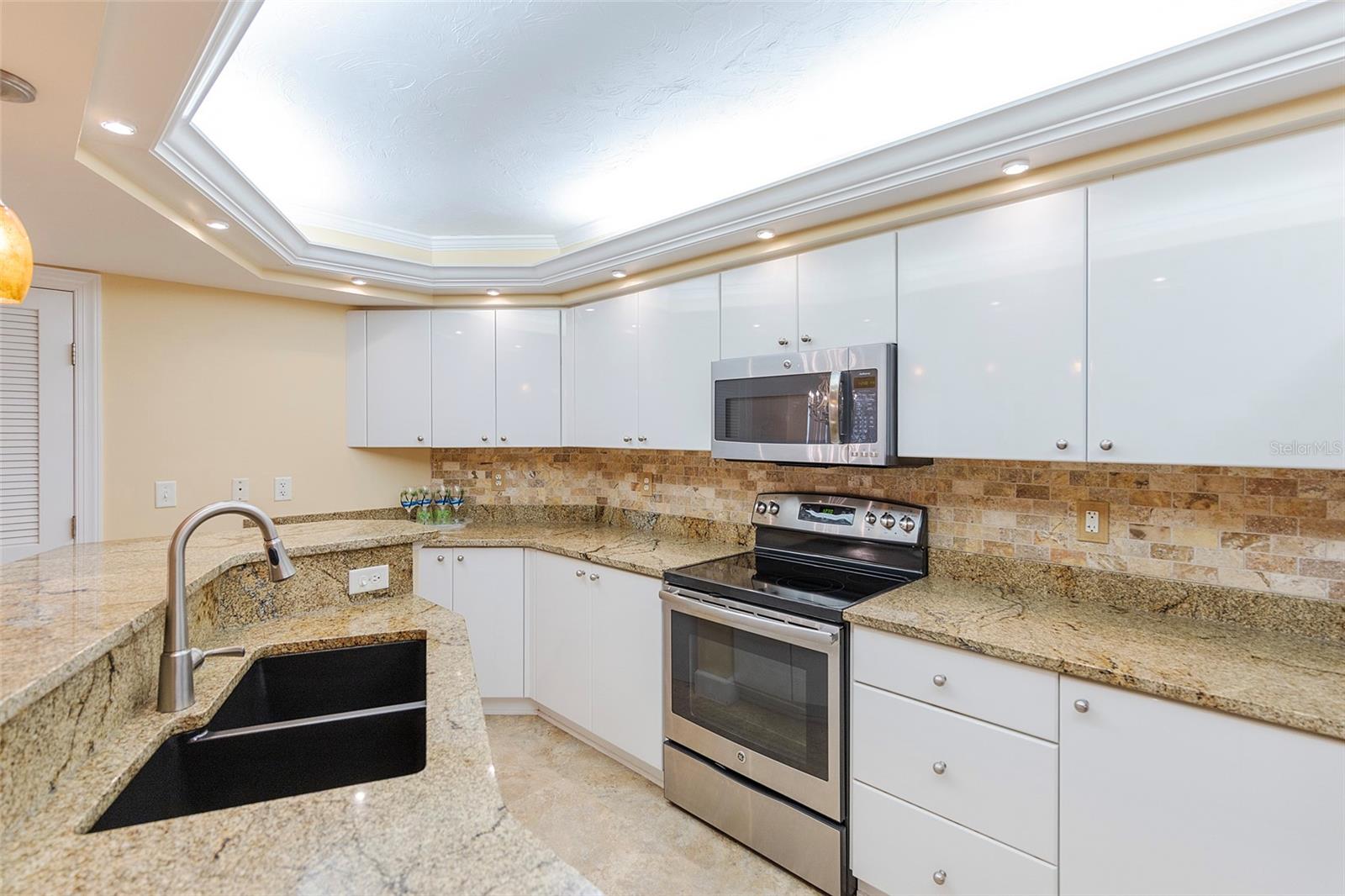 TOWERS 09 CONDO - Residential