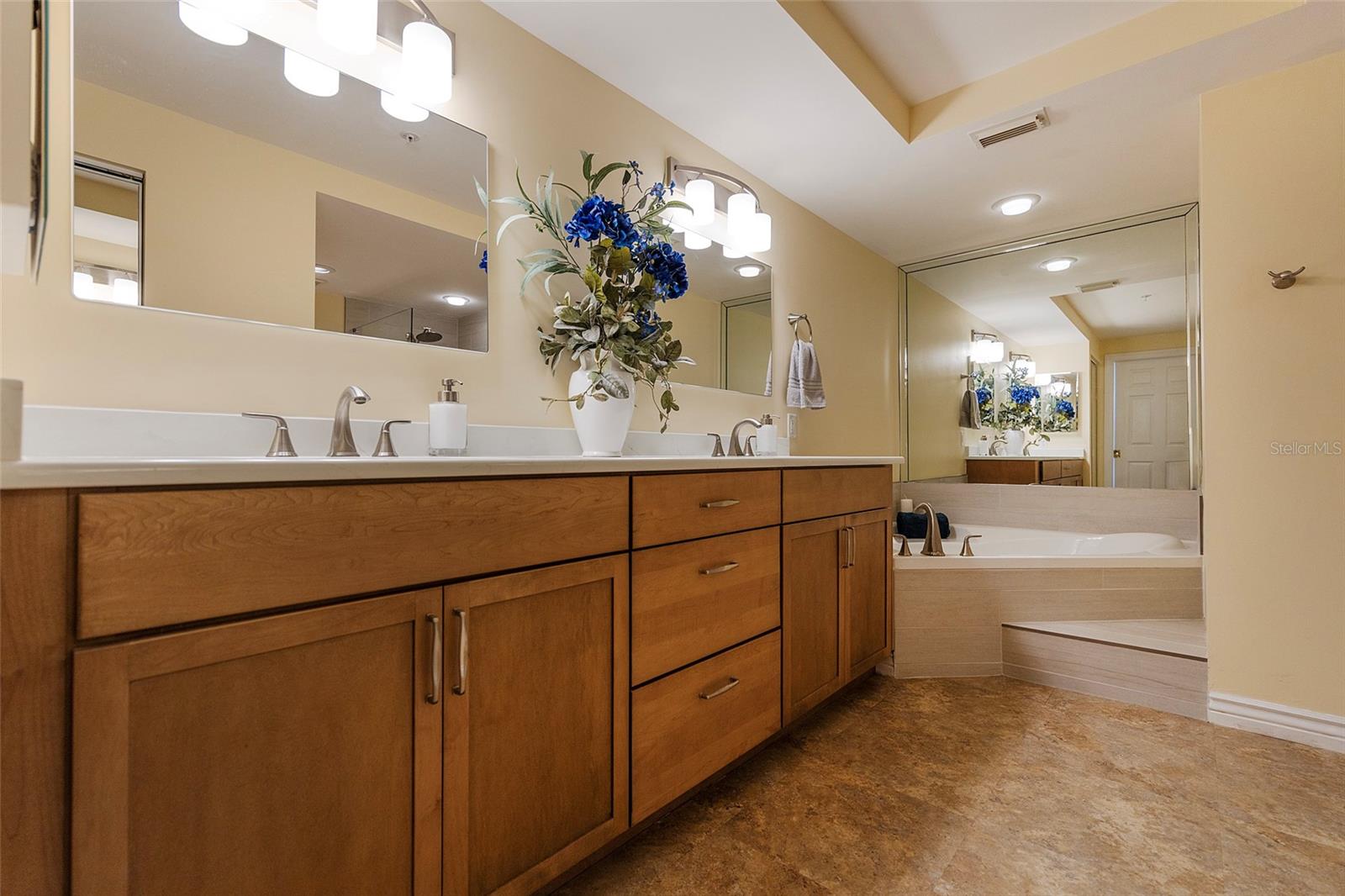 TOWERS 09 CONDO - Residential