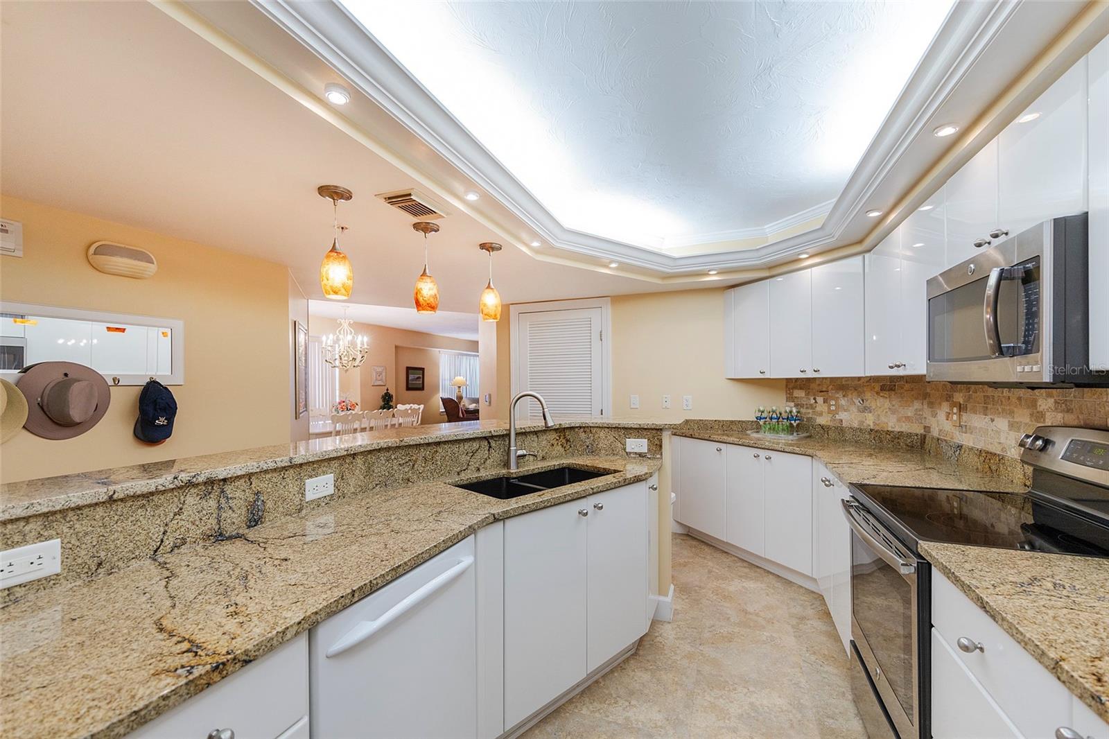 TOWERS 09 CONDO - Residential