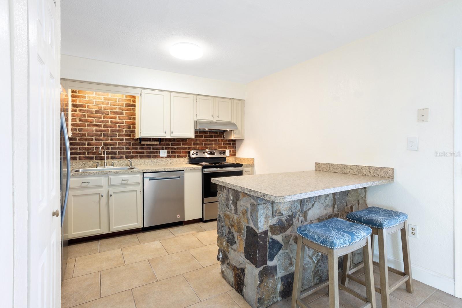 LADY LAKE APRIL HILLS - Residential