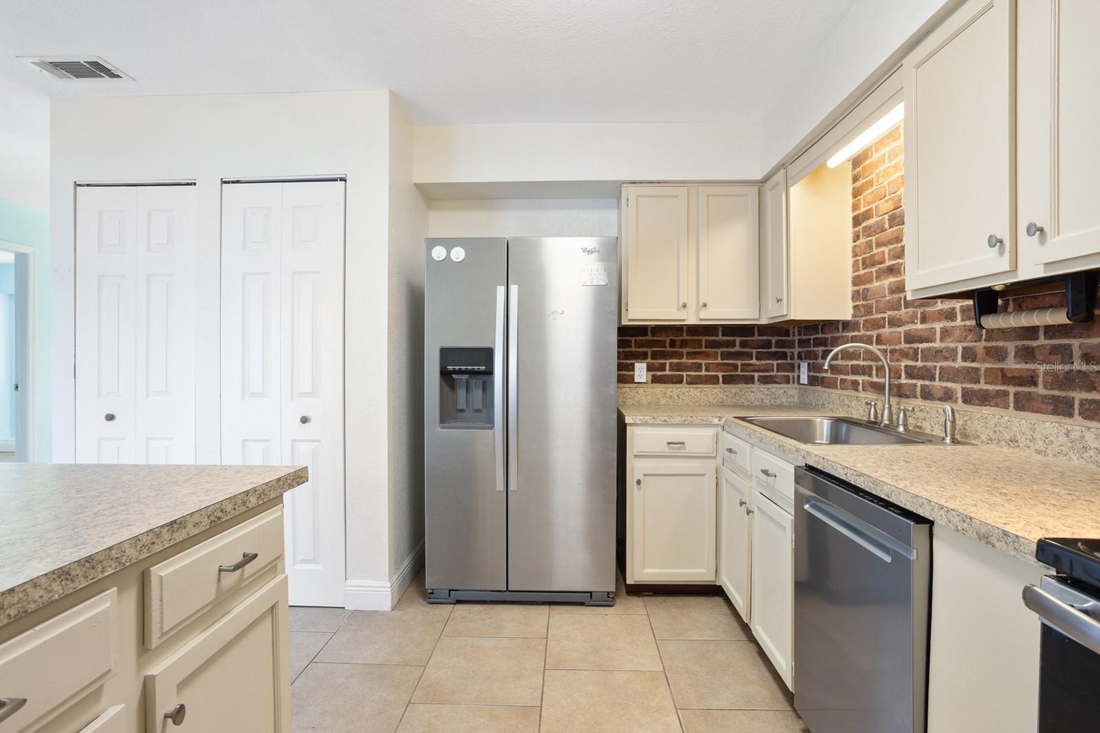 LADY LAKE APRIL HILLS - Residential