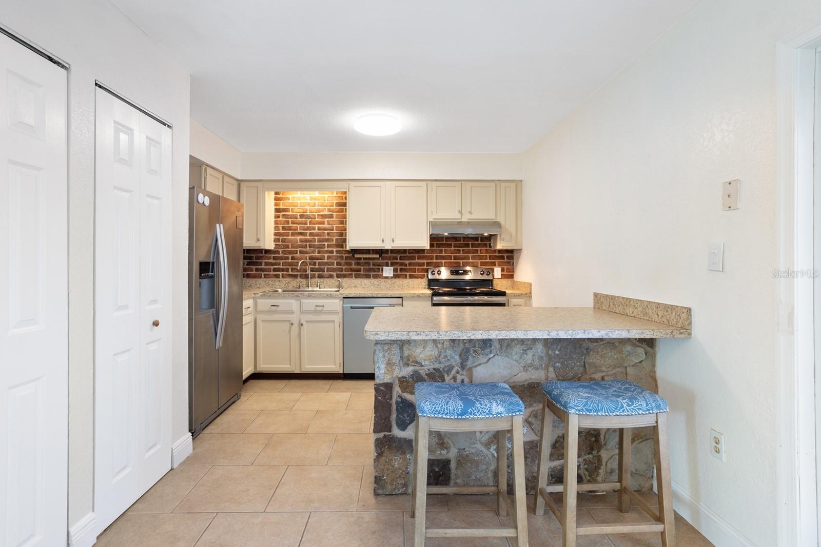 LADY LAKE APRIL HILLS - Residential