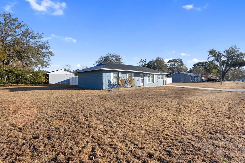 Photo of 301 Magnolia Way, Lady Lake, FL 32159 (MLS # G5108153)