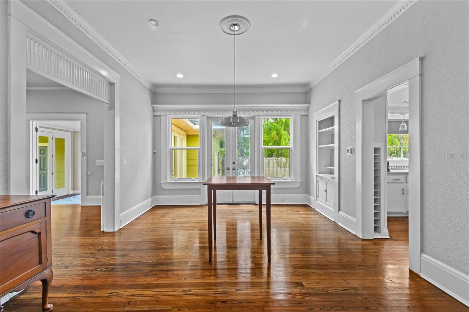204 W CALHOUN STREET