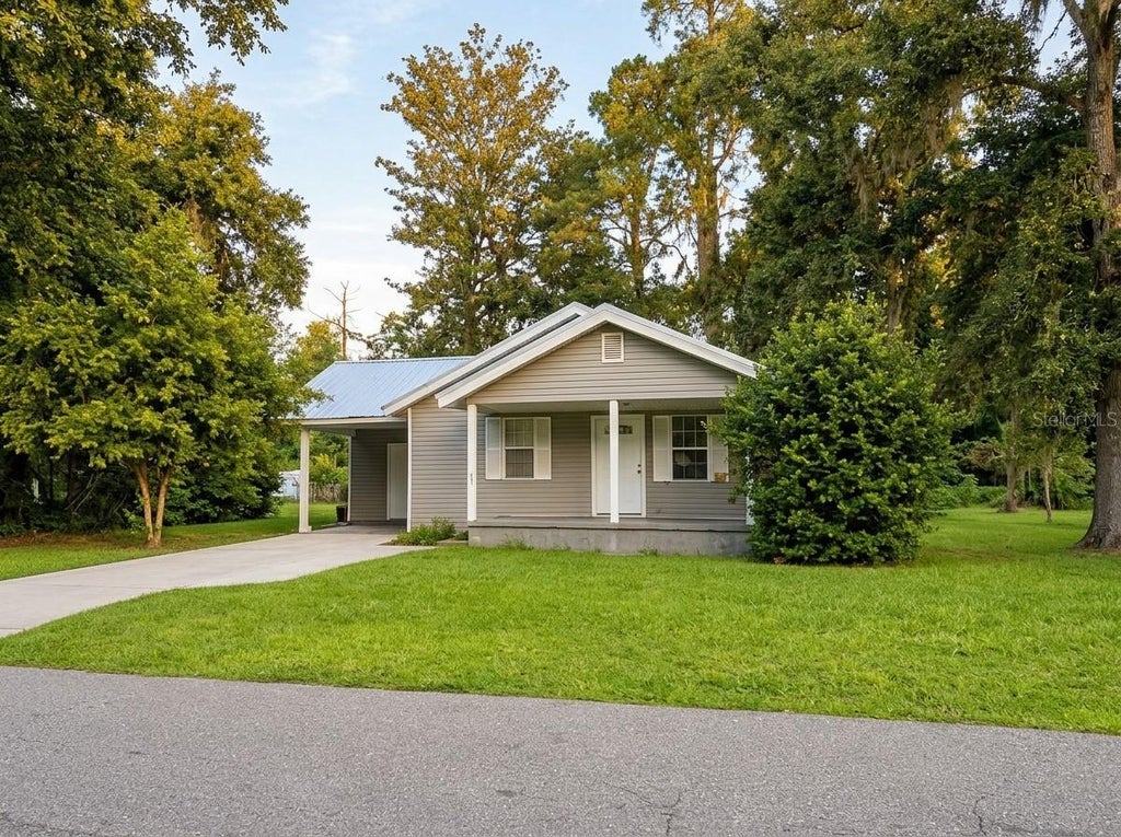 Photo of 1051 NE Lake Drive, Lake City, FL 32055 (MLS # K4903873)