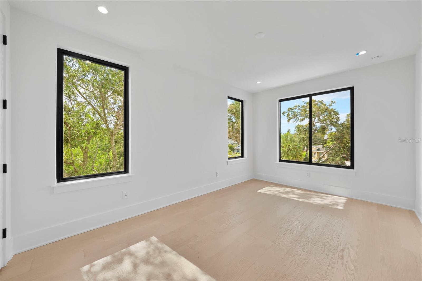 ROSS AT THE HEIGHTS TOWNHOMES - Residential