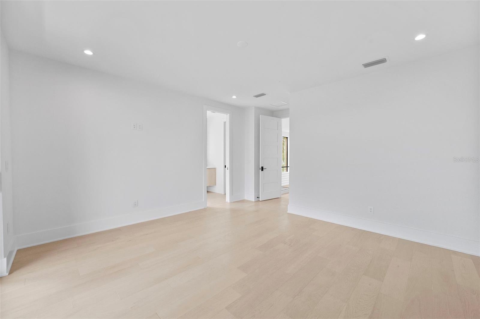 ROSS AT THE HEIGHTS TOWNHOMES - Residential