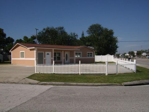 A home in SEMINOLE