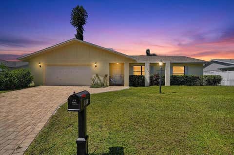 Photo of 5031 Brandeis Circle S, Sarasota, FL 34243 (MLS # A4703007)