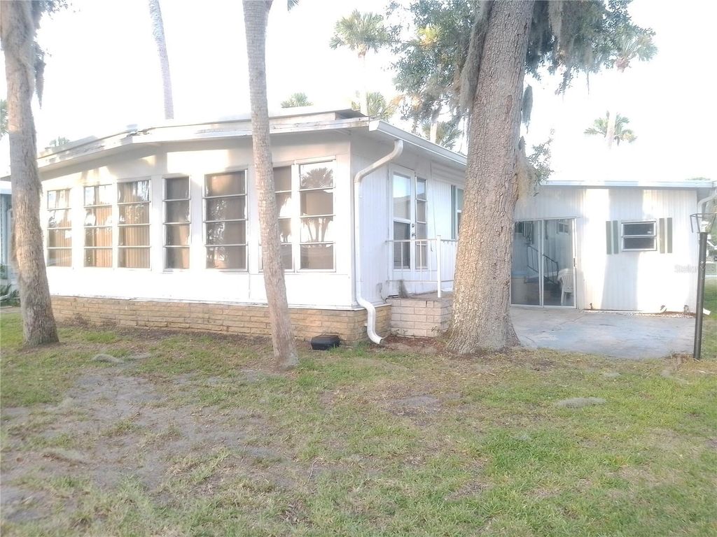 Photo of 112 Palm Drive #B, Eustis, FL 32726 (MLS # G5114121)