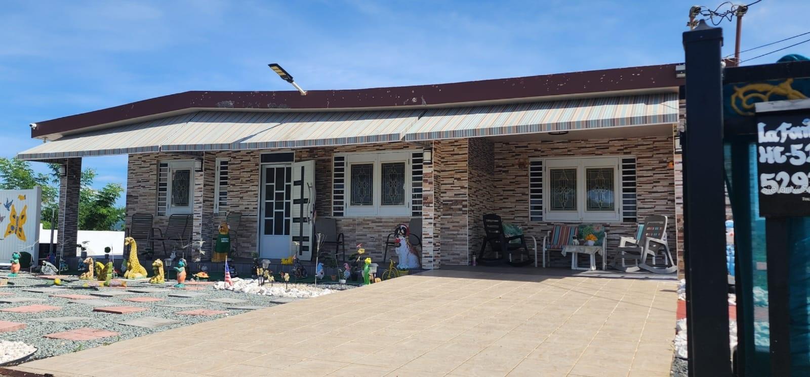 Spacious residence with 8 bedrooms, 5 bathrooms, living room, dining room, kitchen, laundry area, and a separate studio in the back. The layout is as follows: on the main floor, it features 4 spacious bedrooms, 2 bathrooms, living and dining area, kitchen, and balcony; on the lower level, there are 3 additional bedrooms, 2 bathrooms, living room, dining room, and kitchen (divided into two apartments: 2 bedrooms/1 bathroom and 1 bedroom/1 bathroom). It also includes a studio with 1 bedroom, 1 bathroom, living/dining area, and kitchen. The property has a terrace, and the lot size is 1,505.97 square meters. It is located on Highway 497, Sector Pozas in San Sebastián.
Don’t miss this great opportunity to own your own home with the option to rent out some areas for extra income!