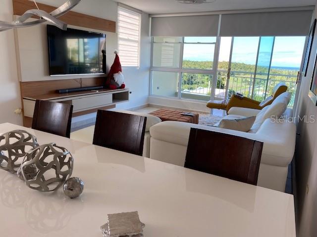 2-bedroom, 2-bathroom apartment featuring a spacious living room, dining area, kitchen, laundry area, and balcony with spectacular panoramic ocean views.

The property includes:

• Range with oven
• Microwave oven
• Refrigerator
• Washer and dryer
• 2 air conditioning units
• Master bedroom set
• Dining room set
• 2 televisions
• Curtains
• Electric water heater
• Two parking spaces

Located in a gated community with controlled access, swimming pool, and gym. Maintenance fee is included.

Apartment located on the second floor with no side neighbors, offering greater privacy, tranquility, and excellent natural ventilation.
