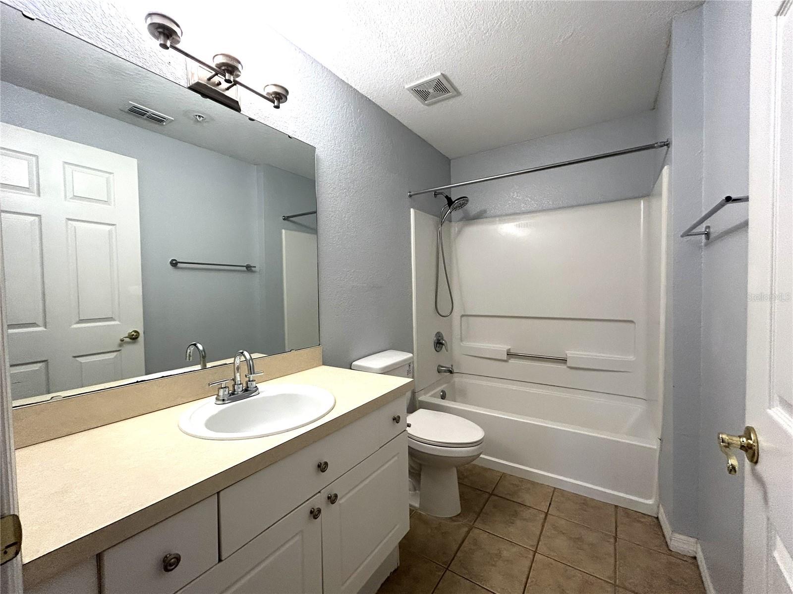 HUNTERS POINTE AT HUNTERS RESERVE A CONDO - Residential Lease